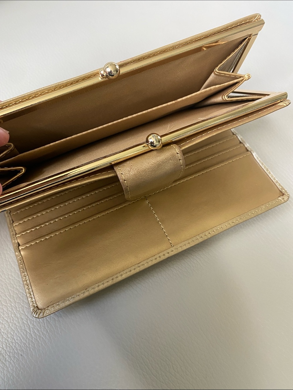 Genuine leather kisslock wallet